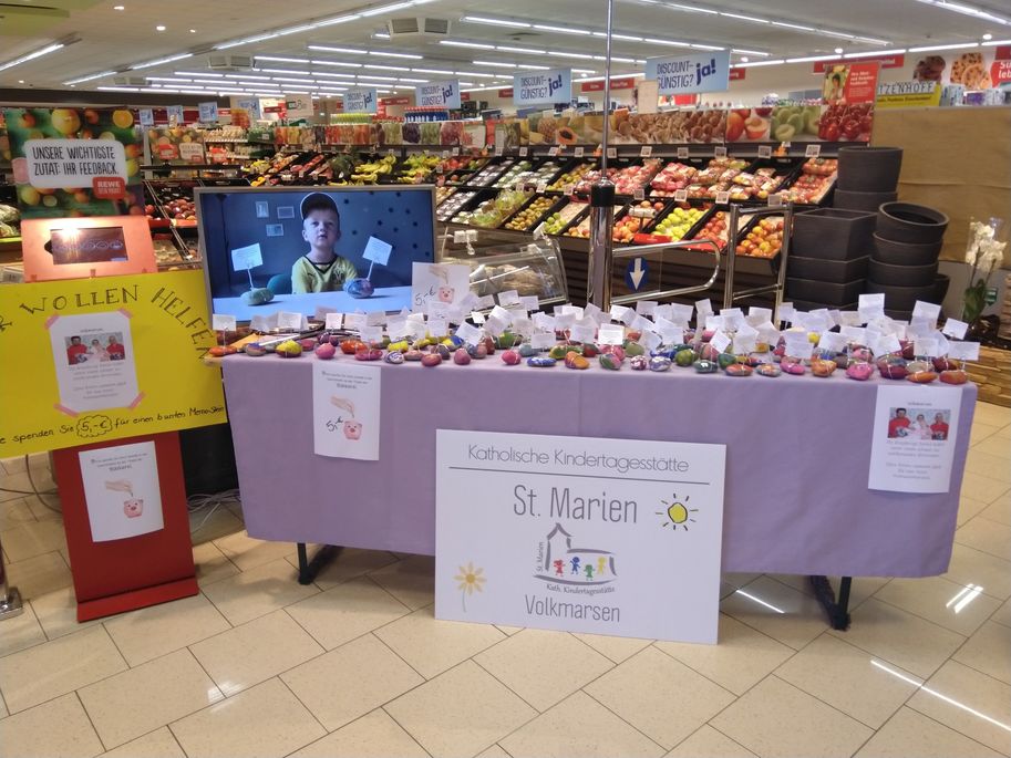 Spendenaufruf zugunsten von Emila im REWE-Markt. Kindergartenkinder bemalen Memo-Steine. Spendenaufruf zugunsten von Emila im REWE-Markt. Kindergartenkinder bemalen Memo-Steine.